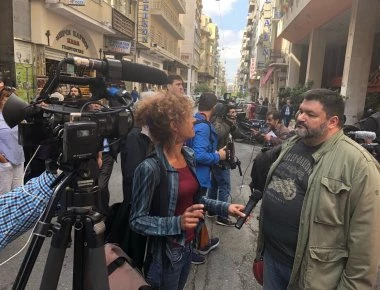 Ο Φαήλος Κρανιδιώτης στο Αστυνομικό Τμήμα Ομονοίας που δέχθηκε 40 εμπρηστικές βόμβες χθες!